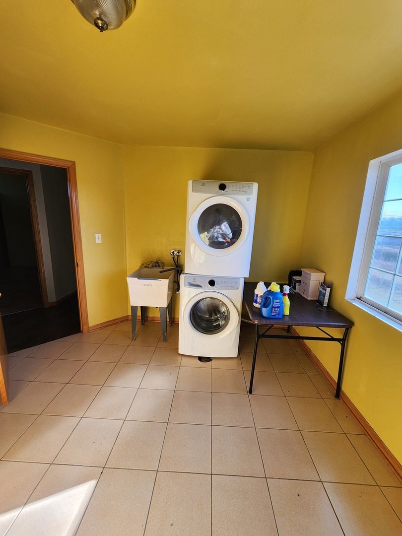 15400 Crocket Lane Markham, IL 60428 - Photo 13 of 19 a view of a storage & utility room with a washing machine
