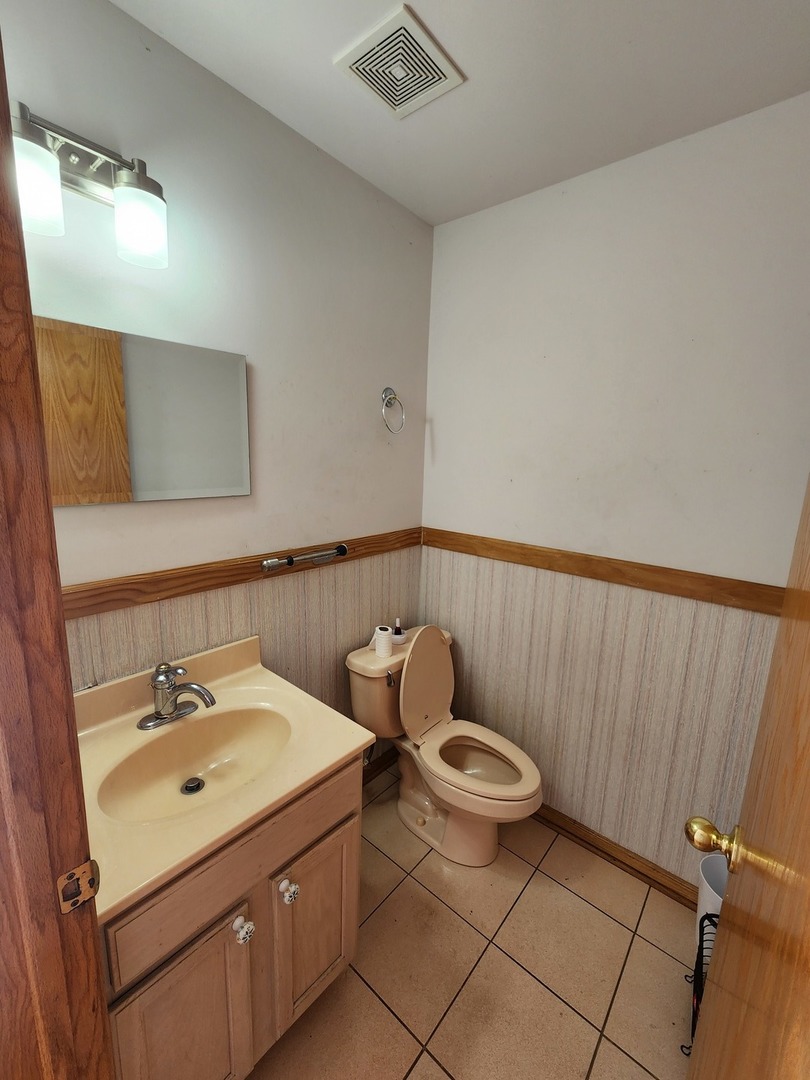 15400 Crocket Lane Markham, IL 60428 - Photo 8 of 19 a bathroom with a sink toilet and mirror