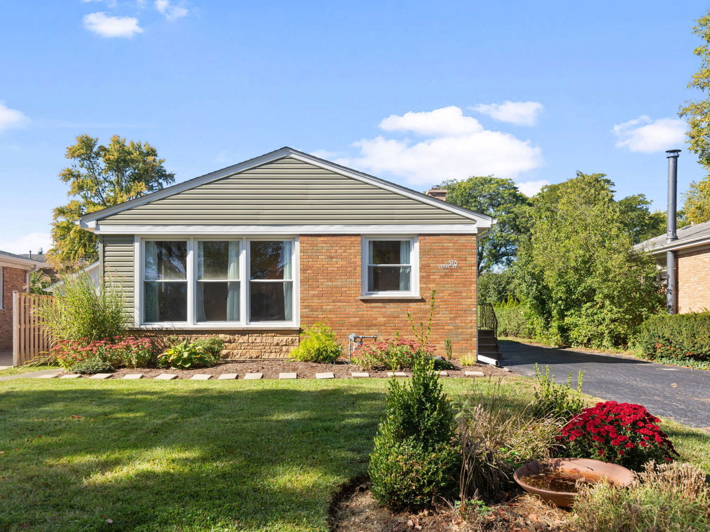578 Sumac Road Highland Park, IL 60035 - Photo 1 of 28 a front view of a house with a yard