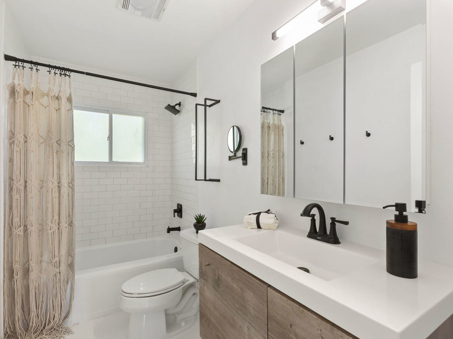 578 Sumac Road Highland Park, IL 60035 - Photo 13 of 28 a bathroom with a sink and a mirror