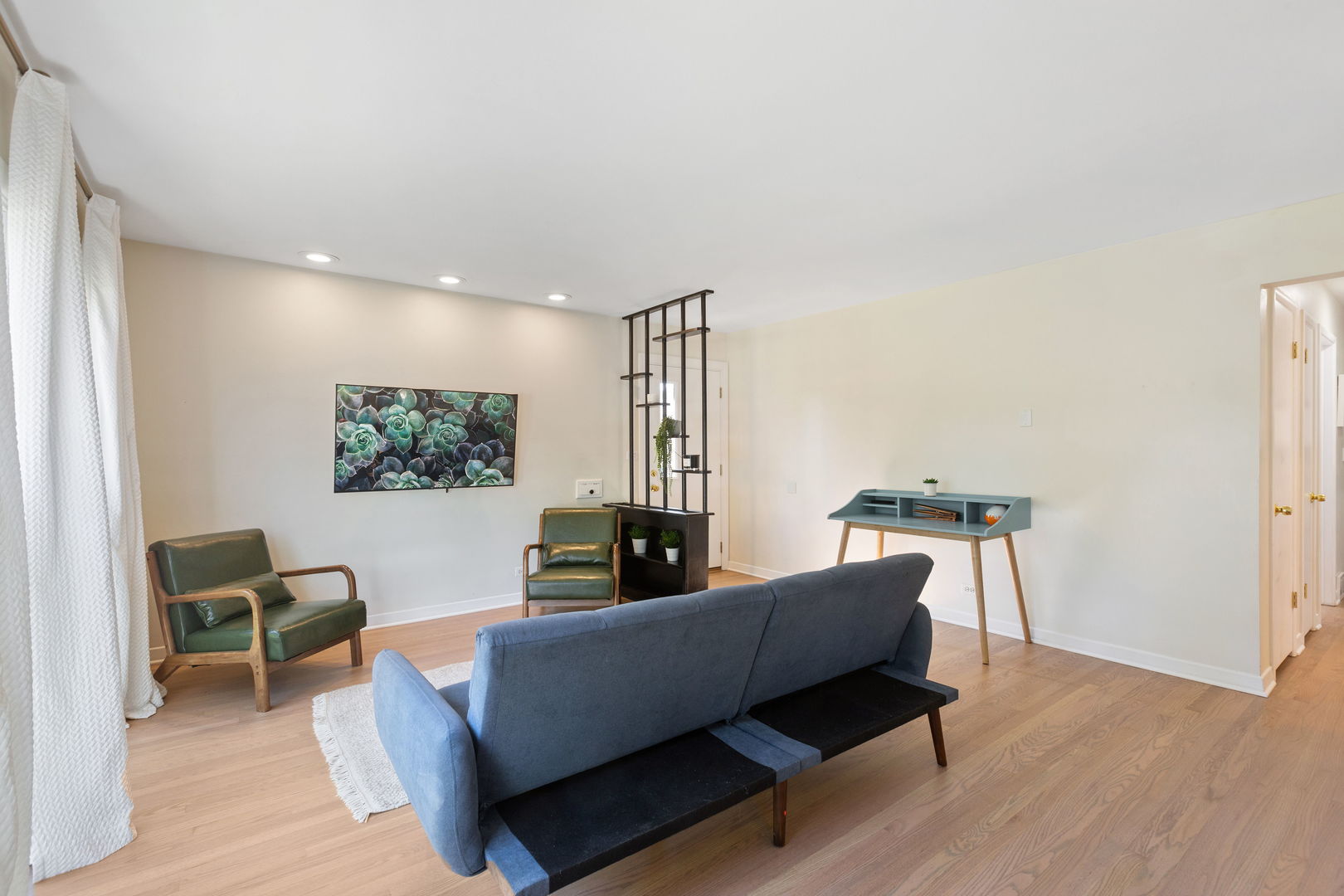578 Sumac Road Highland Park, IL 60035 - Photo 27 of 28 a living room with furniture and a flat screen tv