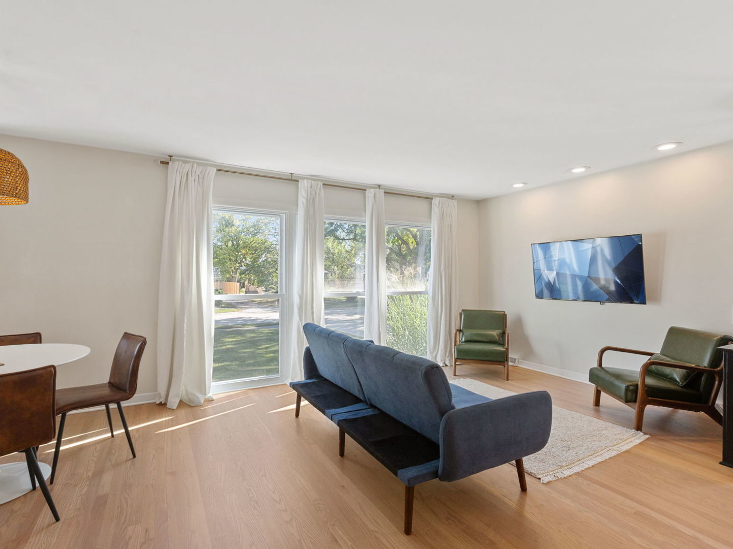 578 Sumac Road Highland Park, IL 60035 - Photo 9 of 28 a living room with furniture and a wooden floor