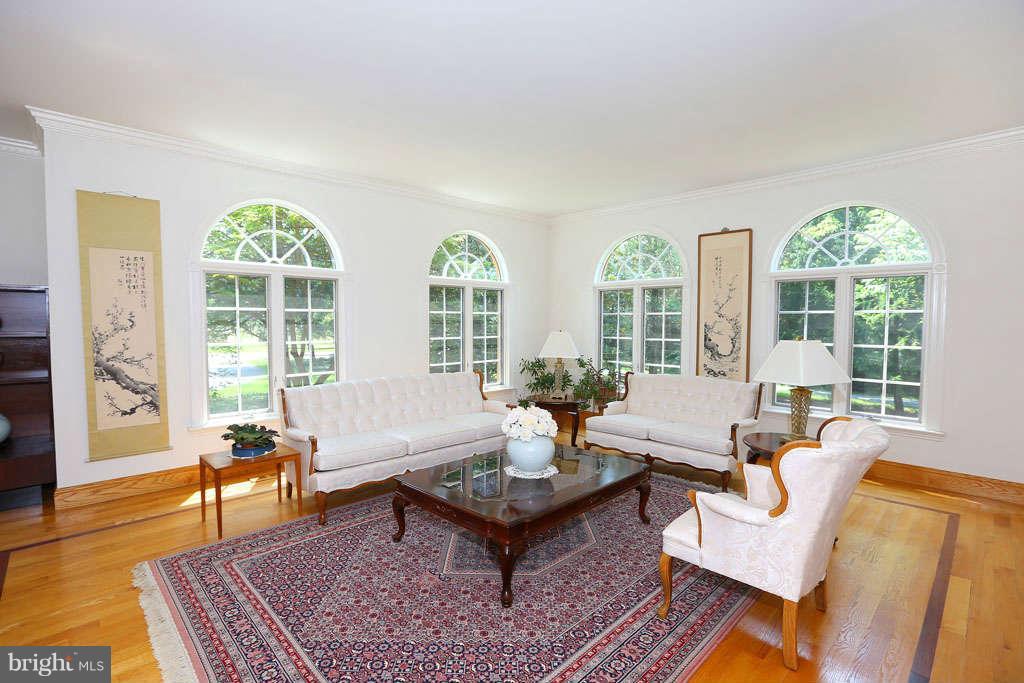 12530 Falls Road Potomac, MD 20854 - Photo 5 of 27 Living Room