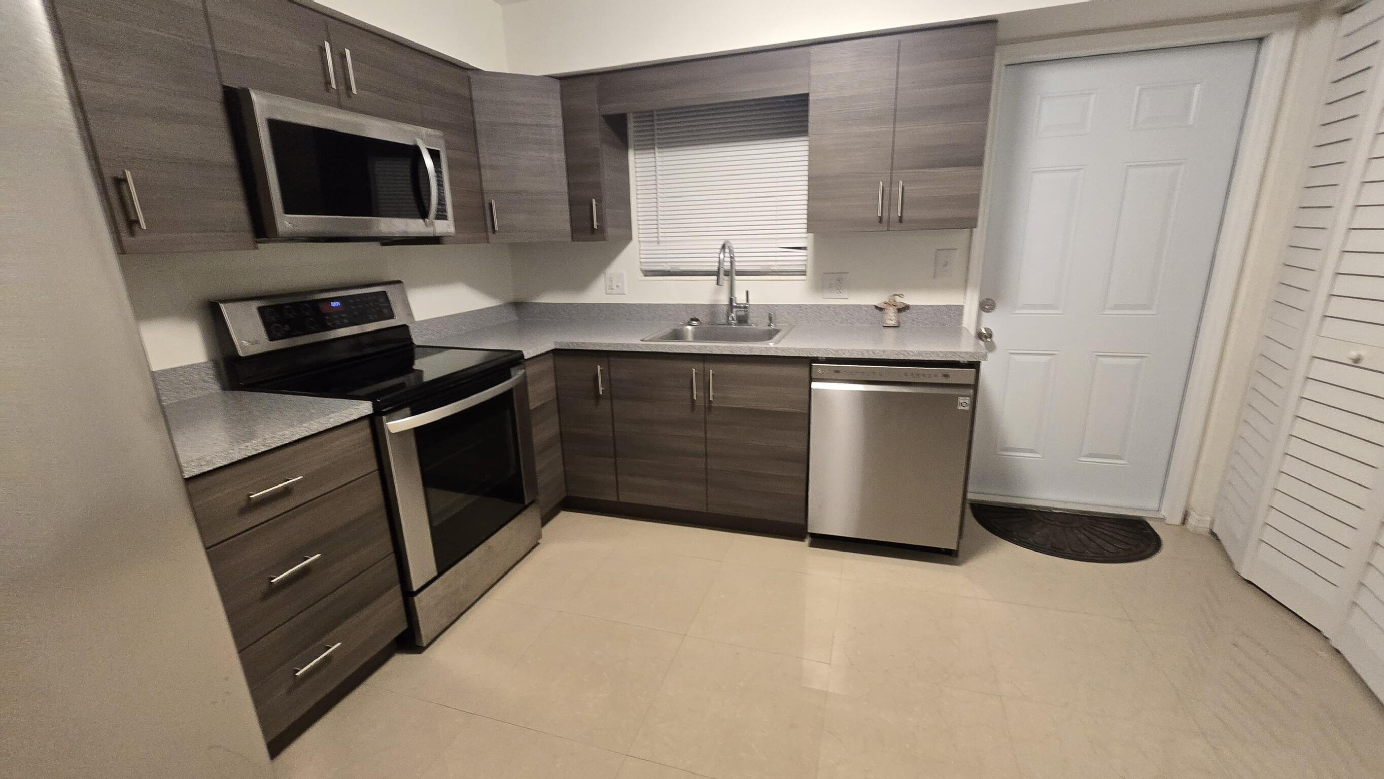 1231 Southwest 61 Terrace, Unit 2 Gainesville, FL 32607 - Photo 4 of 14 ac113ccb-2376-43a0-86d3-9ce8ef383d52
