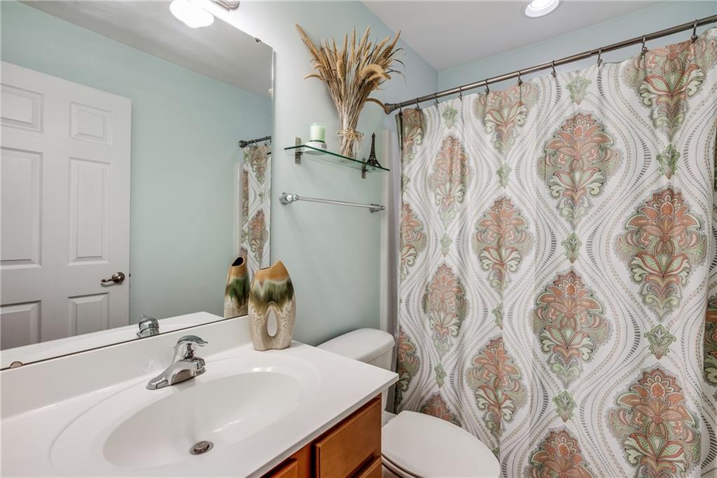 2018 Eagle Ridge Drive Valencia, PA 16059 - Photo 21 of 25 The main bath includes a tub/shower combo and ceramic tile flooring.