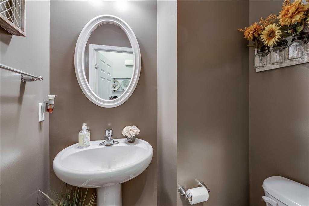 2018 Eagle Ridge Drive Valencia, PA 16059 - Photo 6 of 25 First floor powder room.