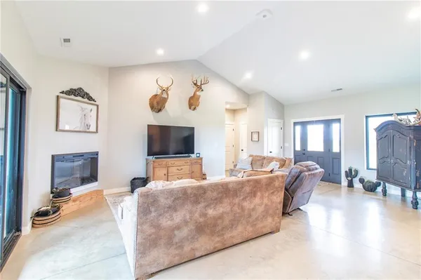 $750,000 | 1050 Northeast 175, Knob Noster, MO 65336