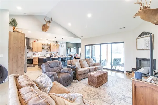 $750,000 | 1050 Northeast 175, Knob Noster, MO 65336