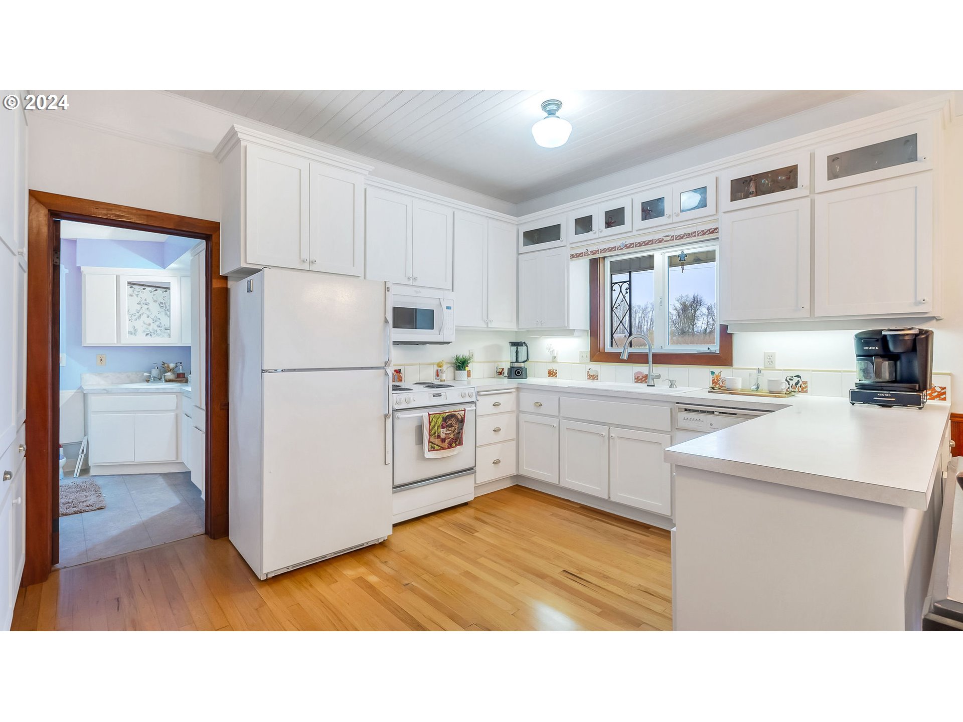 7305 South Drake Road Mount Angel, OR 97362 - Photo 25 of 33 a kitchen with appliances cabinets and a sink