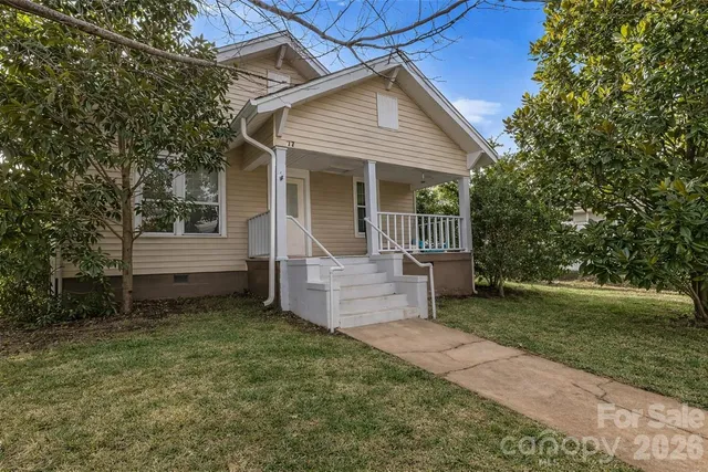 a view of a house with a yard