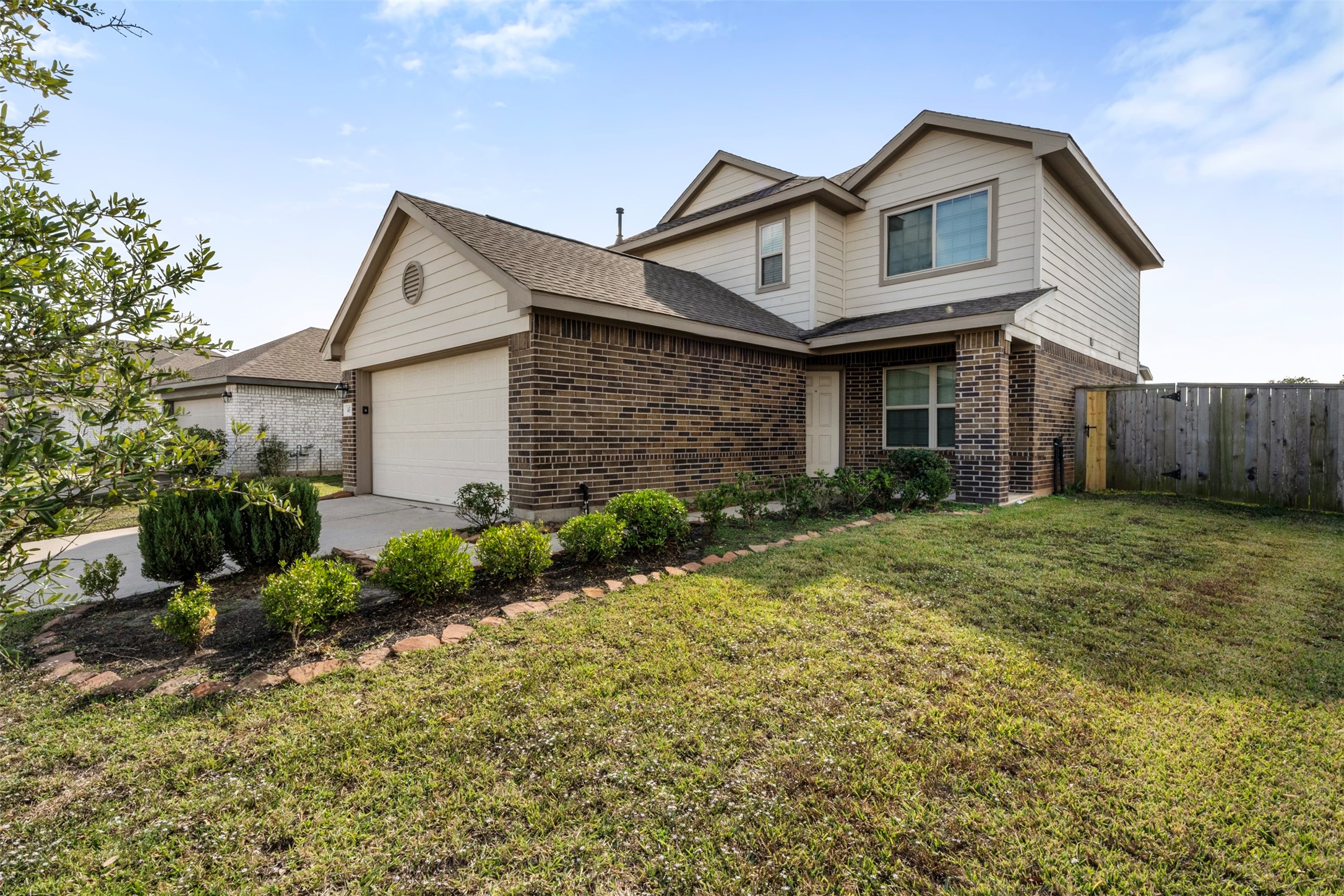 14538 Broadbury Pond Road Rosharon, TX 77583 - Photo 1 of 25 a front view of a house with garden