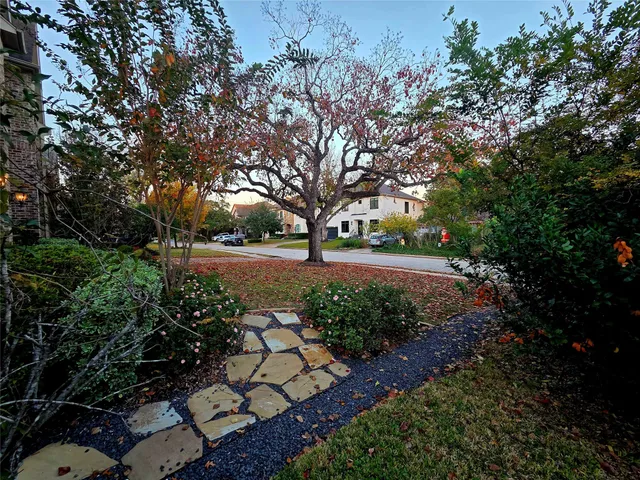 a view of yard with tree in the background