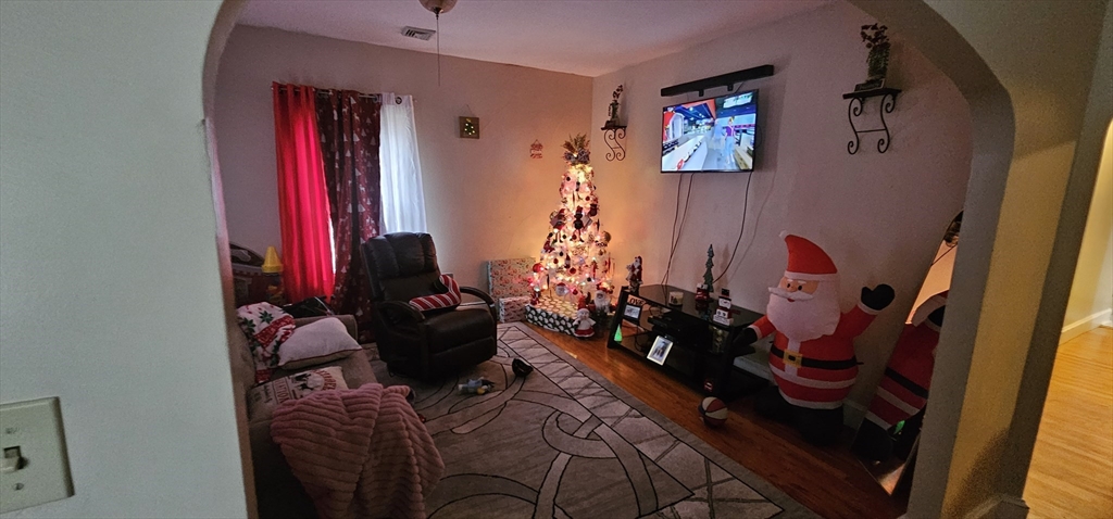 274 Pine Street Springfield, MA 01105 - Photo 16 of 31