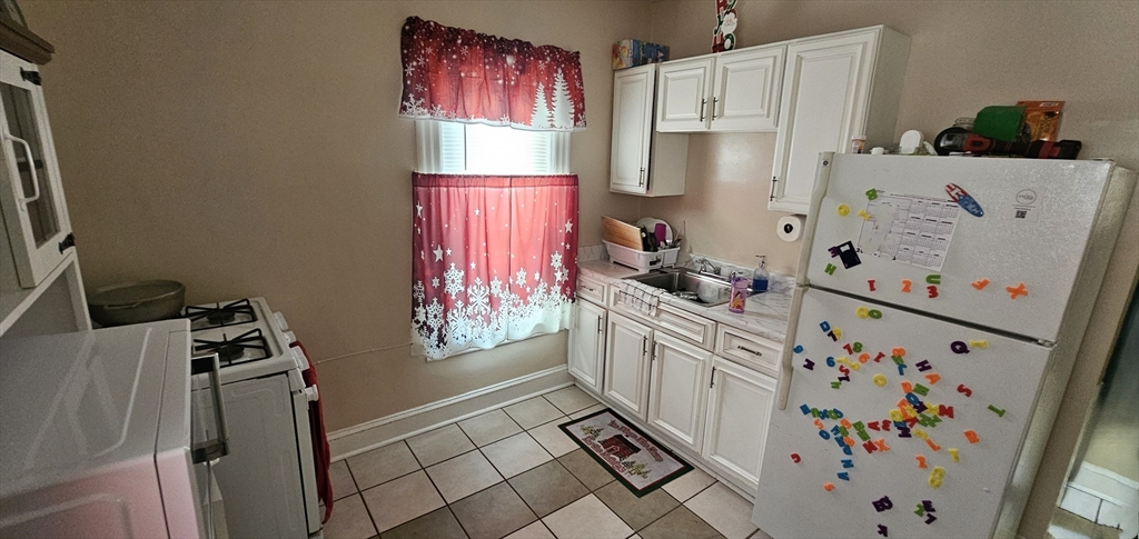 274 Pine Street Springfield, MA 01105 - Photo 8 of 31