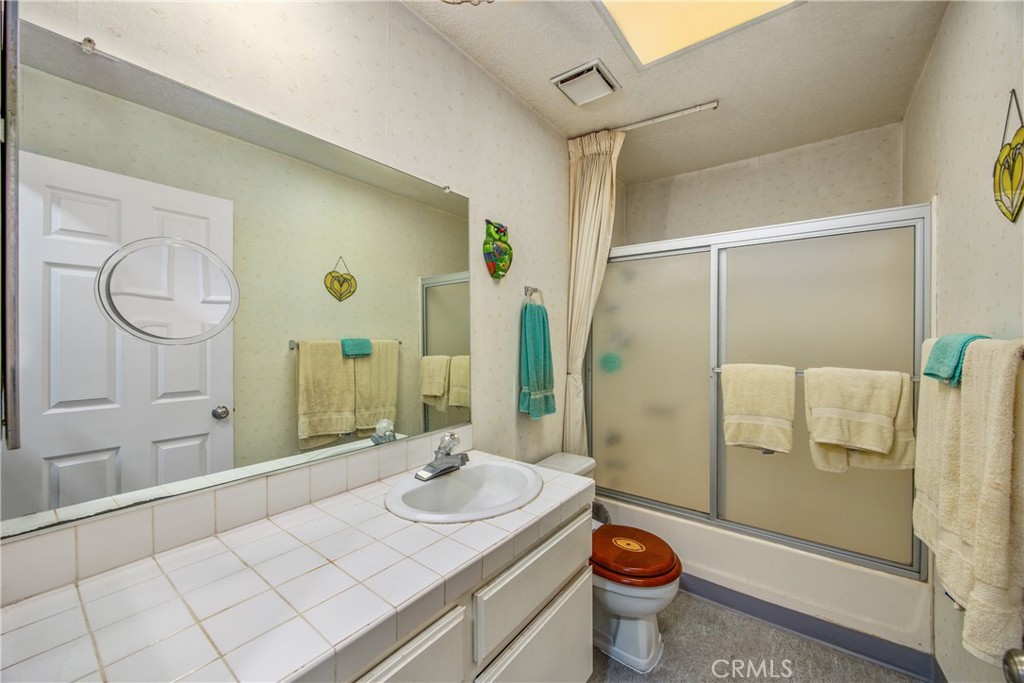 1036 Occidental Circle Redlands, CA 92374 - Photo 16 of 25 Primary Bathroom