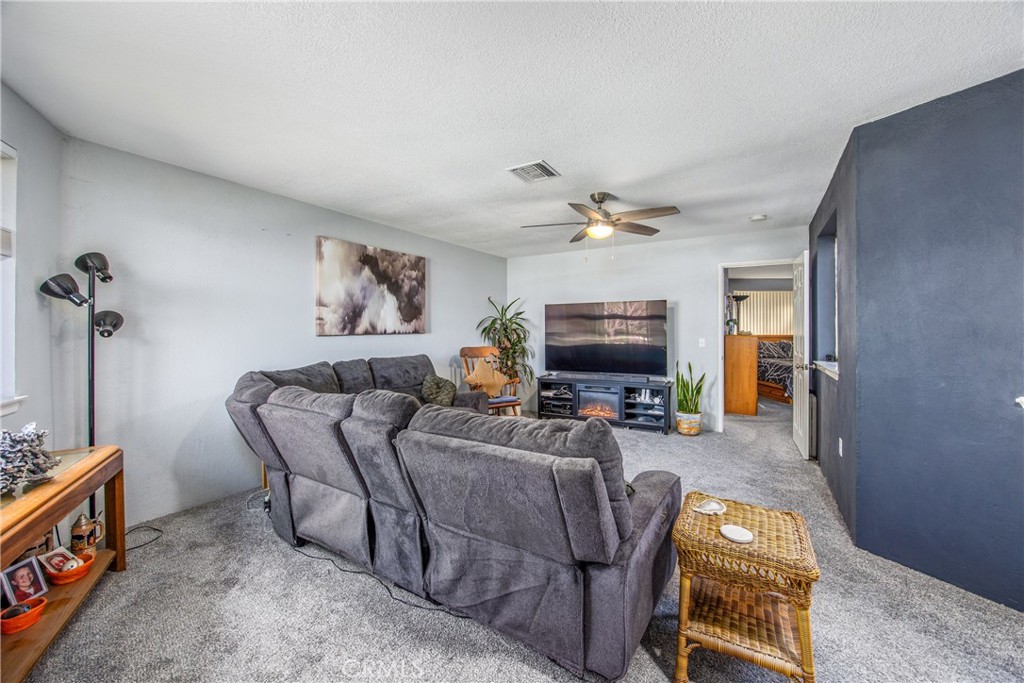 1036 Occidental Circle Redlands, CA 92374 - Photo 5 of 25 Living Room