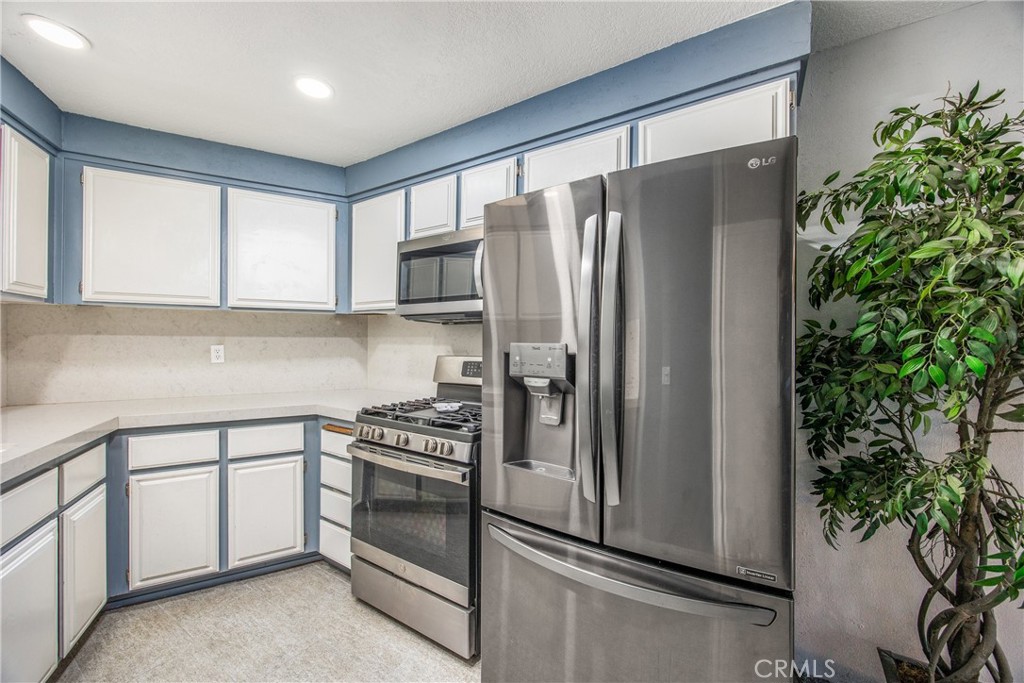 1036 Occidental Circle Redlands, CA 92374 - Photo 6 of 25 Kitchen