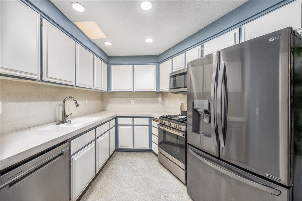 1036 Occidental Circle Redlands, CA 92374 - Photo 9 of 25 Kitchen