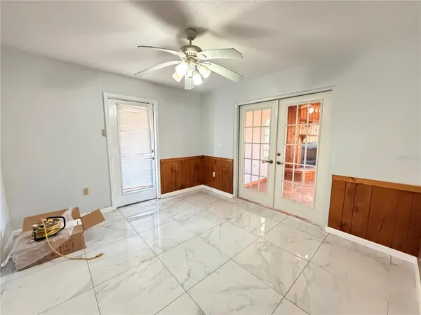 a view of a livingroom with furniture