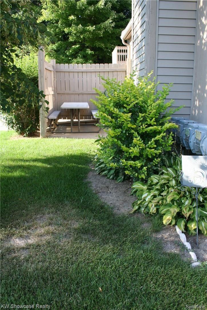 80 Pine Tree Ridge, Unit 29 Waterford, MI 48327 - Photo 15 of 15 Private patio