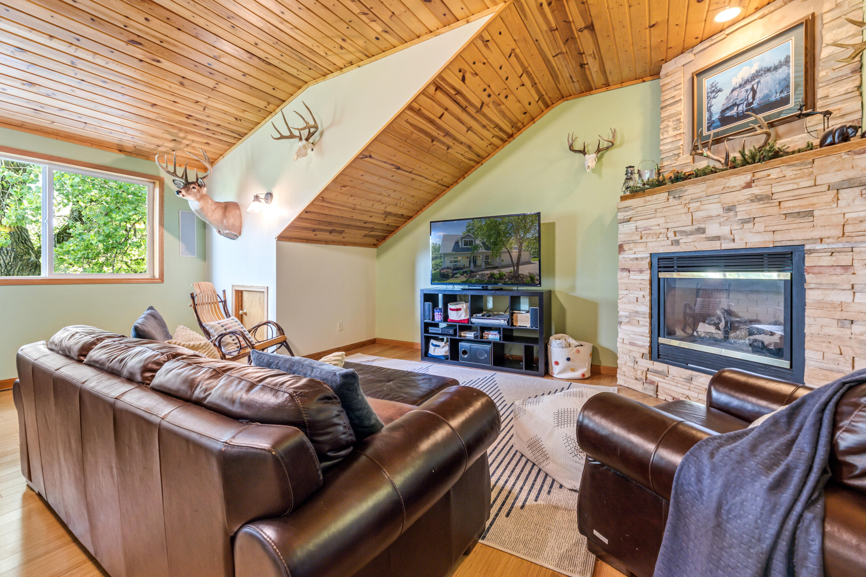 271 East Garvin Heights Road Winona, MN 55987 - Photo 37 of 54 37 family room