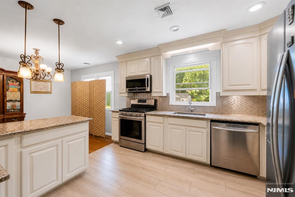 310 Ruckman Road Closter, NJ 07624 - Photo 8 of 30