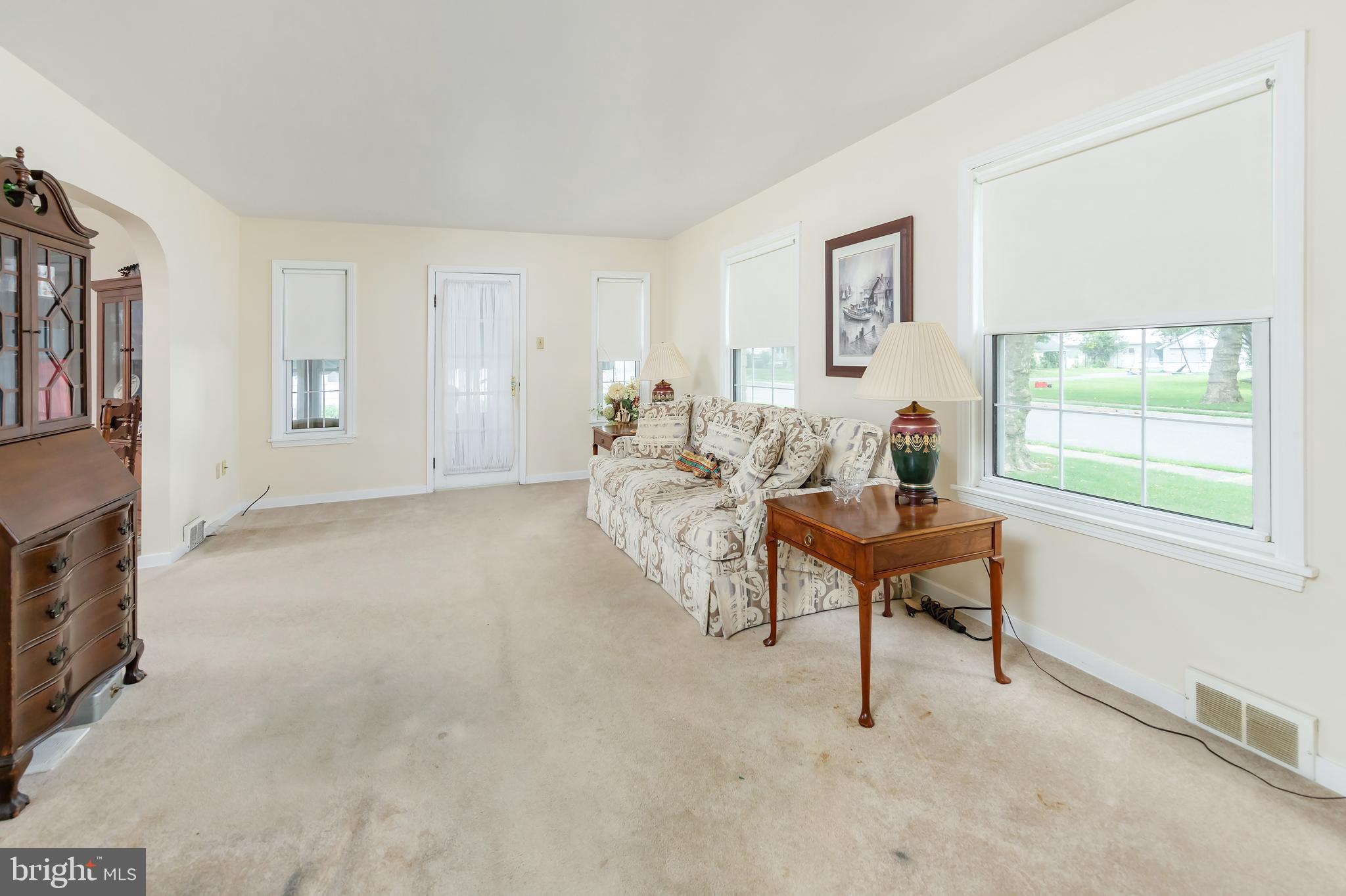 307 Pine Street Carneys Point, NJ 08069 - Photo 4 of 17 Large Living room