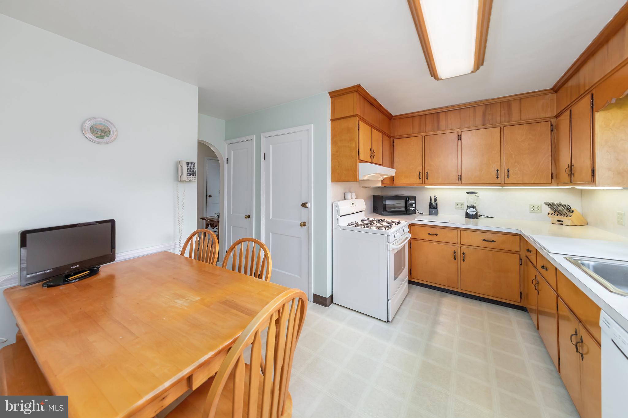 307 Pine Street Carneys Point, NJ 08069 - Photo 8 of 17 Bright Kitchen