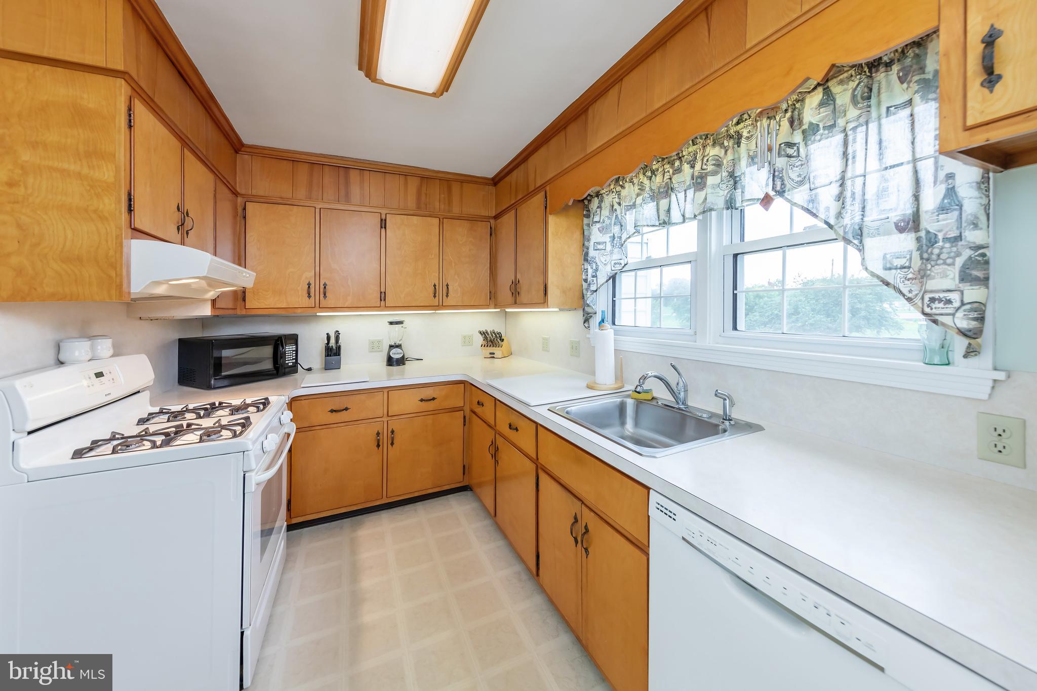 307 Pine Street Carneys Point, NJ 08069 - Photo 10 of 17 Original Cabinets