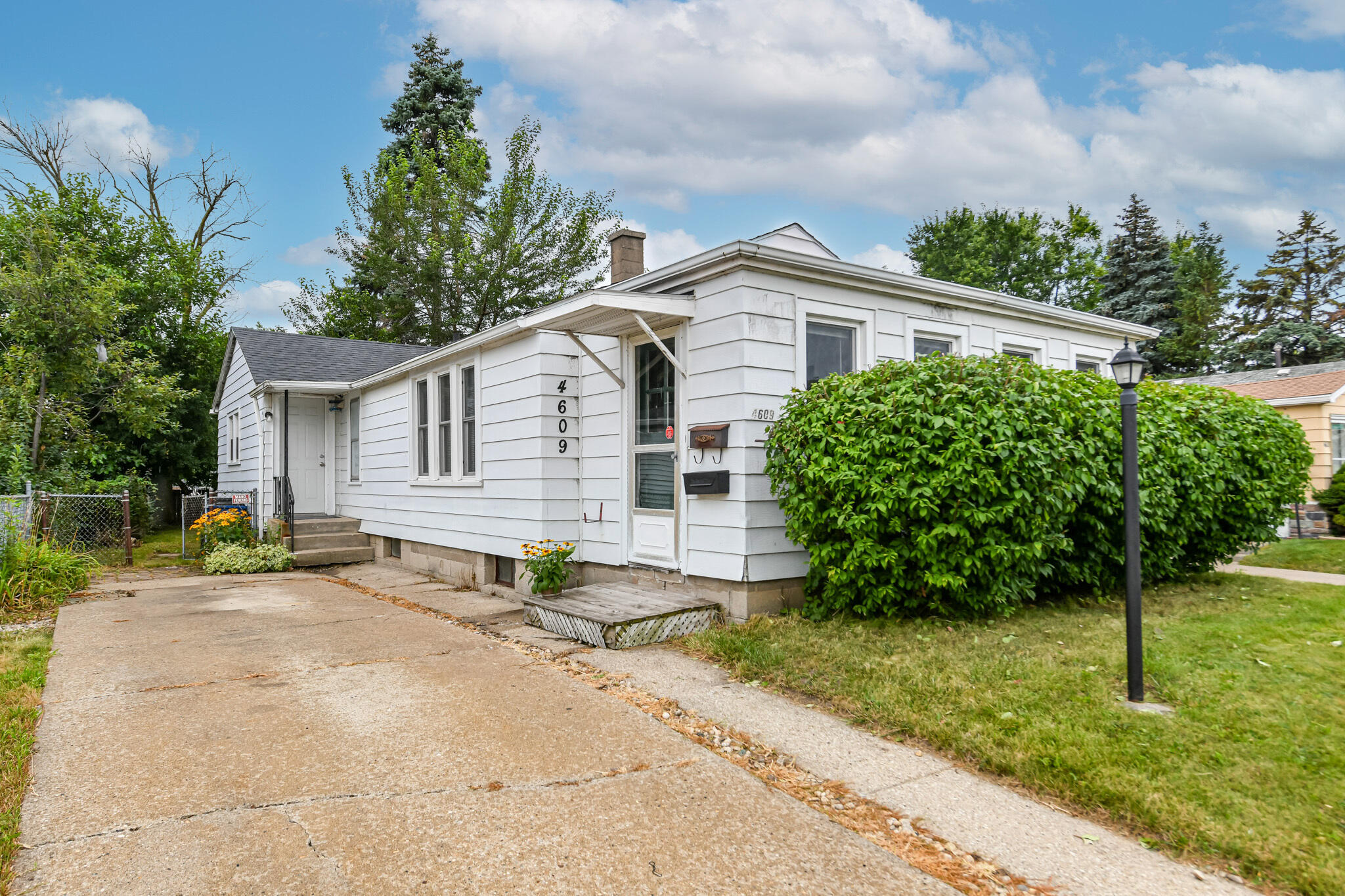 4609 21st Street Racine, WI 53405 - Photo 1 of 1 HEN_1380