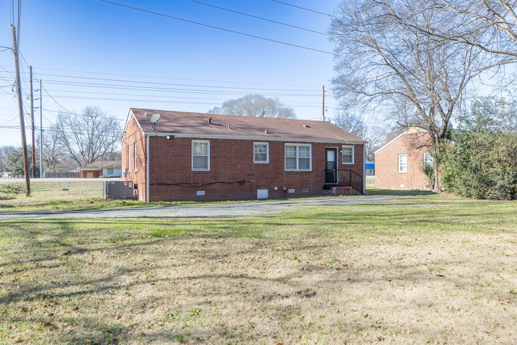 2254 South Lumpkin Road Columbus, GA 31903 - Photo 14 of 16 a front view of house with yard and green space