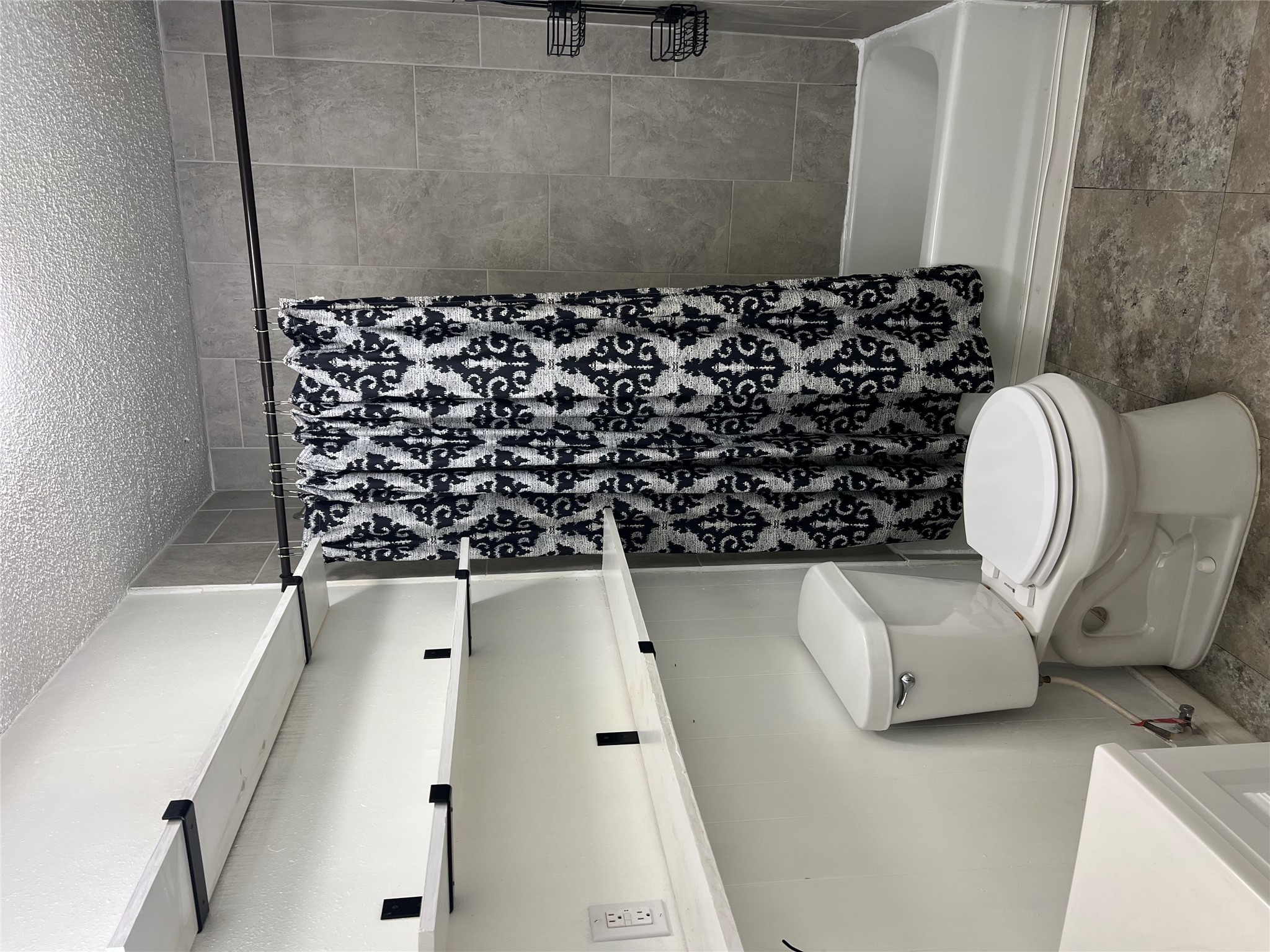 806 West 8th Street Taylor, TX 76574 - Photo 7 of 11 a bathroom with a toilet and a bathtub