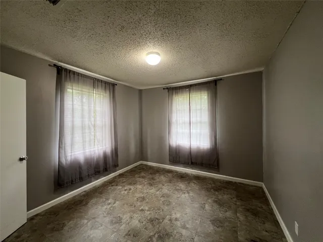 $1,600 | 806 West 8th Street, Taylor, TX 76574