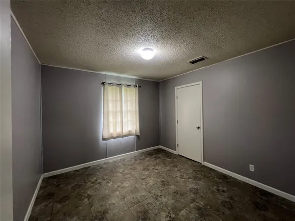 $1,600 | 806 West 8th Street, Taylor, TX 76574