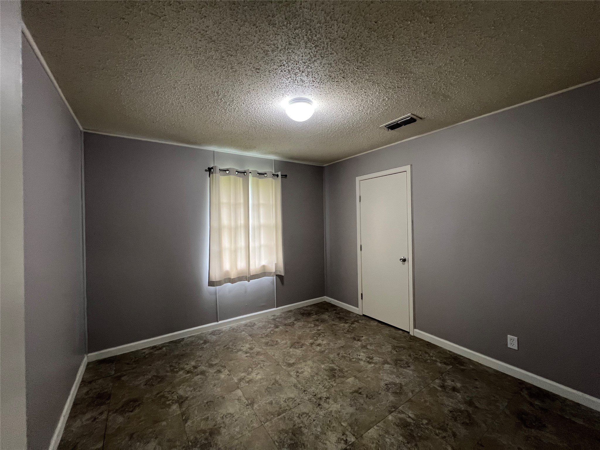 806 West 8th Street Taylor, TX 76574 - Photo 10 of 11 a view of empty room with window