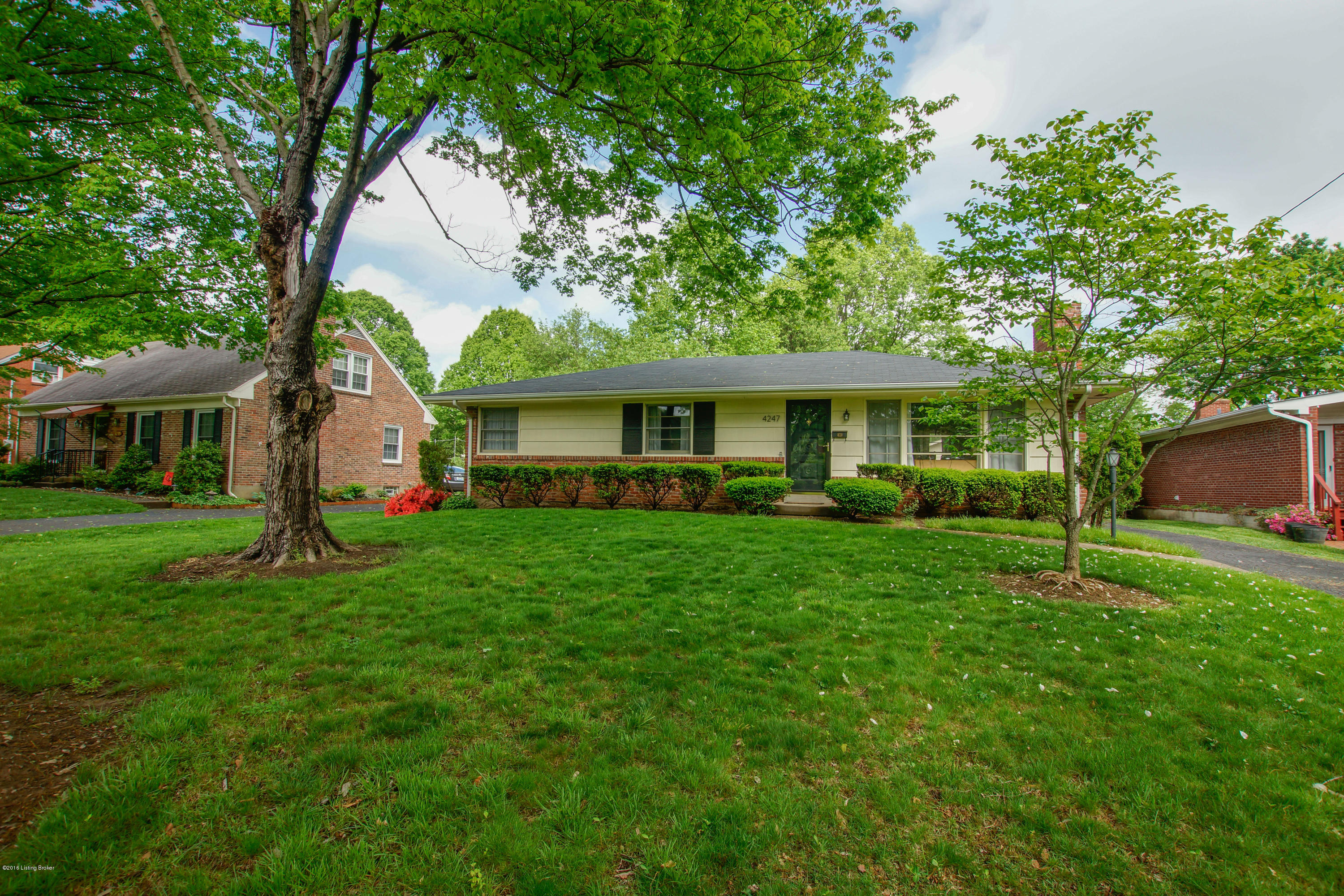 4247 Darbrook Road Louisville, KY 40207 - Photo 4 of 57 4247 Darbrook Rd Front (4)