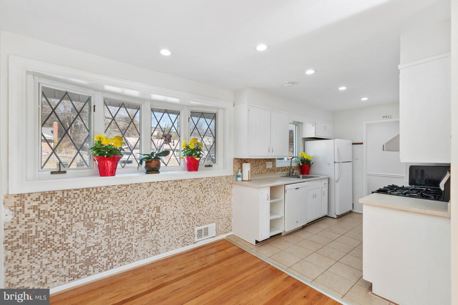 4423 Roundhill Road Alexandria, VA 22310 - Photo 11 of 41 Dining area off kitchen
