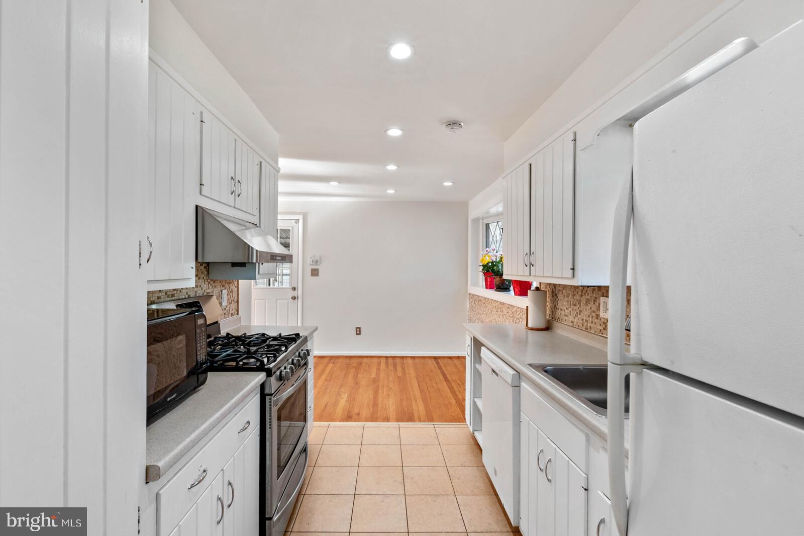 4423 Roundhill Road Alexandria, VA 22310 - Photo 8 of 41 Galley kitchen
