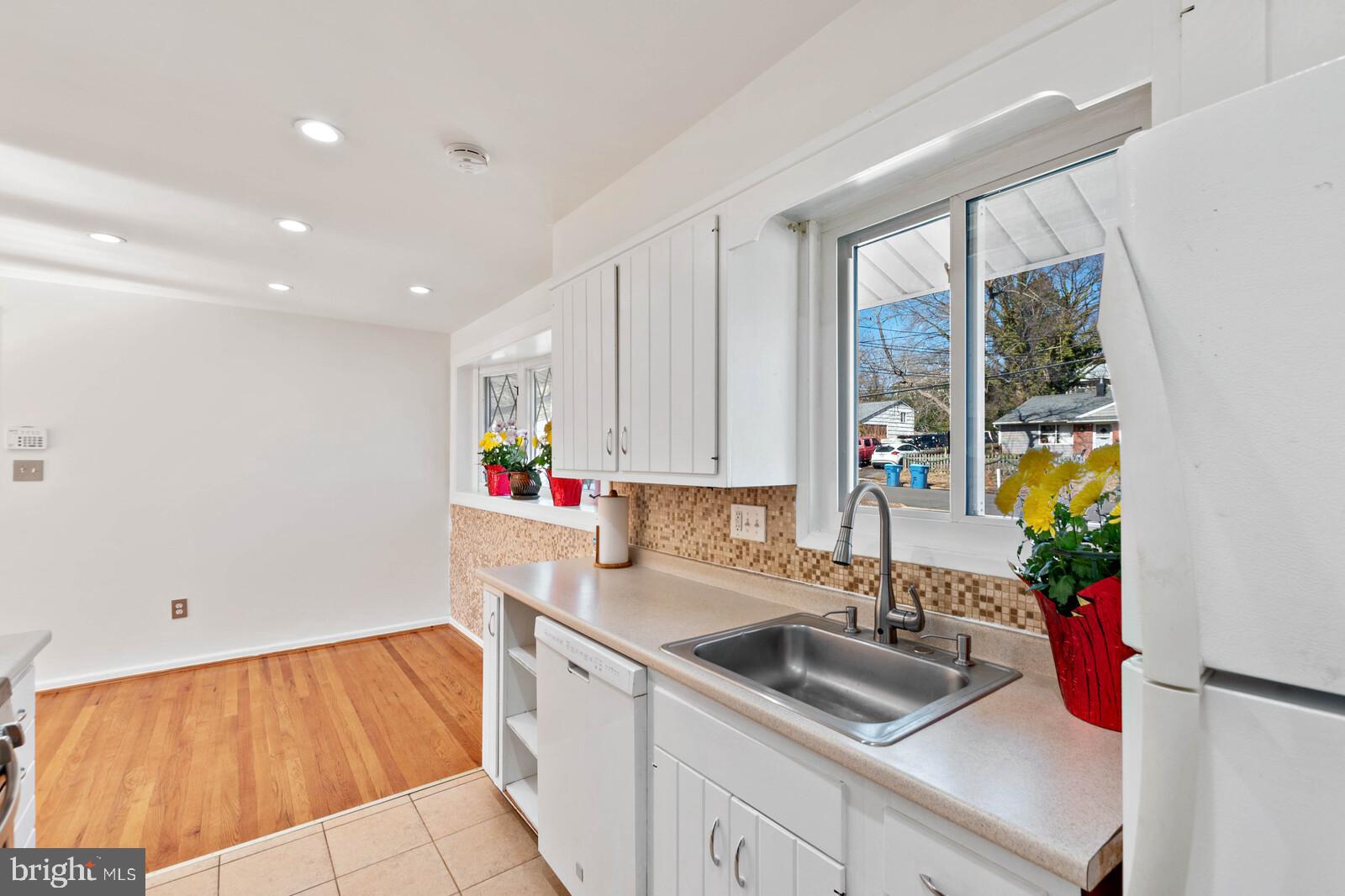 4423 Roundhill Road Alexandria, VA 22310 - Photo 10 of 41 Ever sought window above kitchen sink