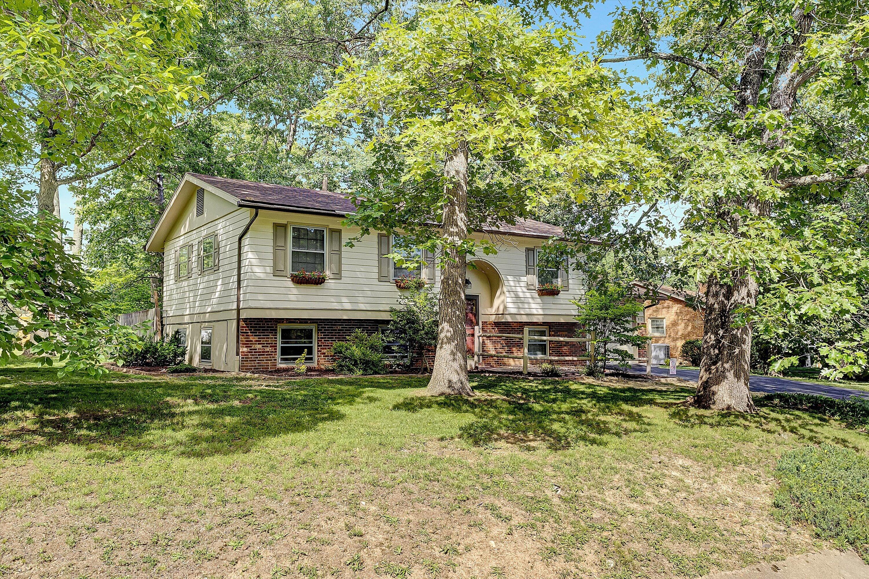 912 Cherokee Trail Covington, VA 24426 - Photo 30 of 31 front view of a house with a yard