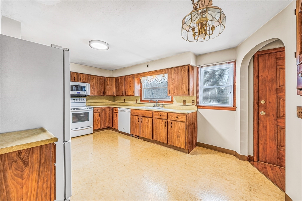 331 Dale Street Chicopee, MA 01013 - Photo 12 of 29