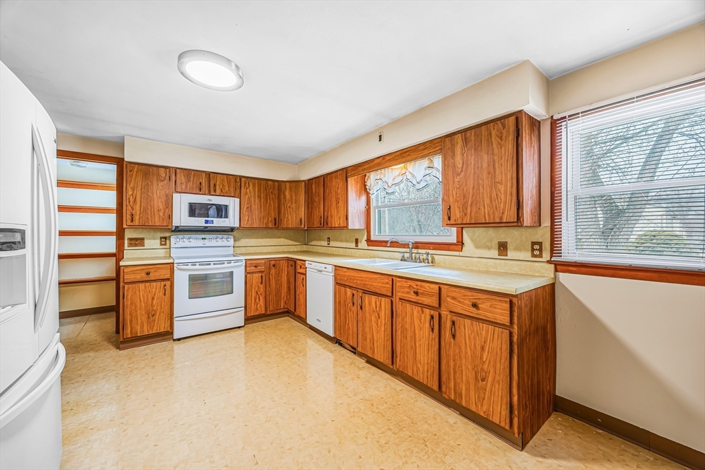 331 Dale Street Chicopee, MA 01013 - Photo 13 of 29