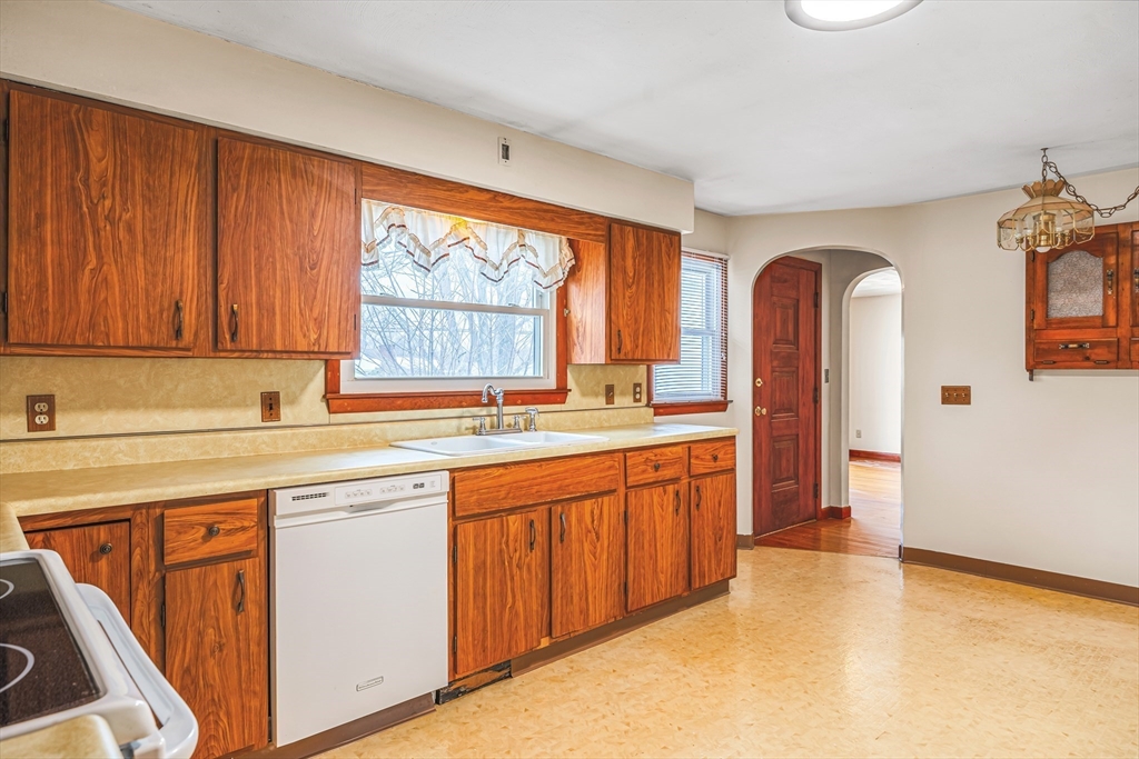 331 Dale Street Chicopee, MA 01013 - Photo 15 of 29