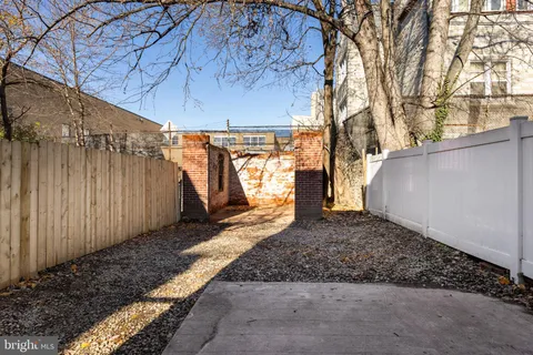 a view of a backyard