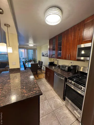 $349,000 | 820 Boynton Avenue, Unit 6K | Soundview