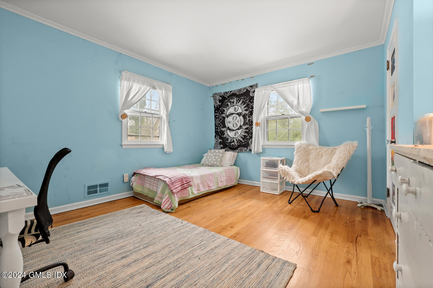 28 Juniper Lane Riverside, CT 06878 - Photo 15 of 22 a bedroom with a bed a table and chair