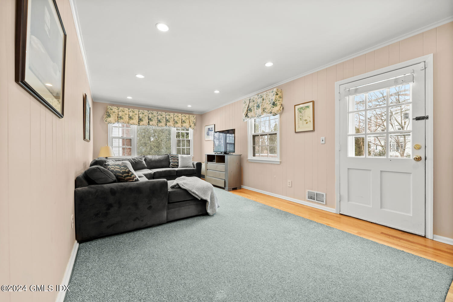 28 Juniper Lane Riverside, CT 06878 - Photo 8 of 22 a living room with furniture and a window