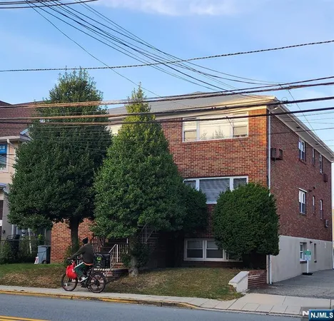 $2,100 | 489 Main Street, Unit 3B, Fort Lee, NJ 07024