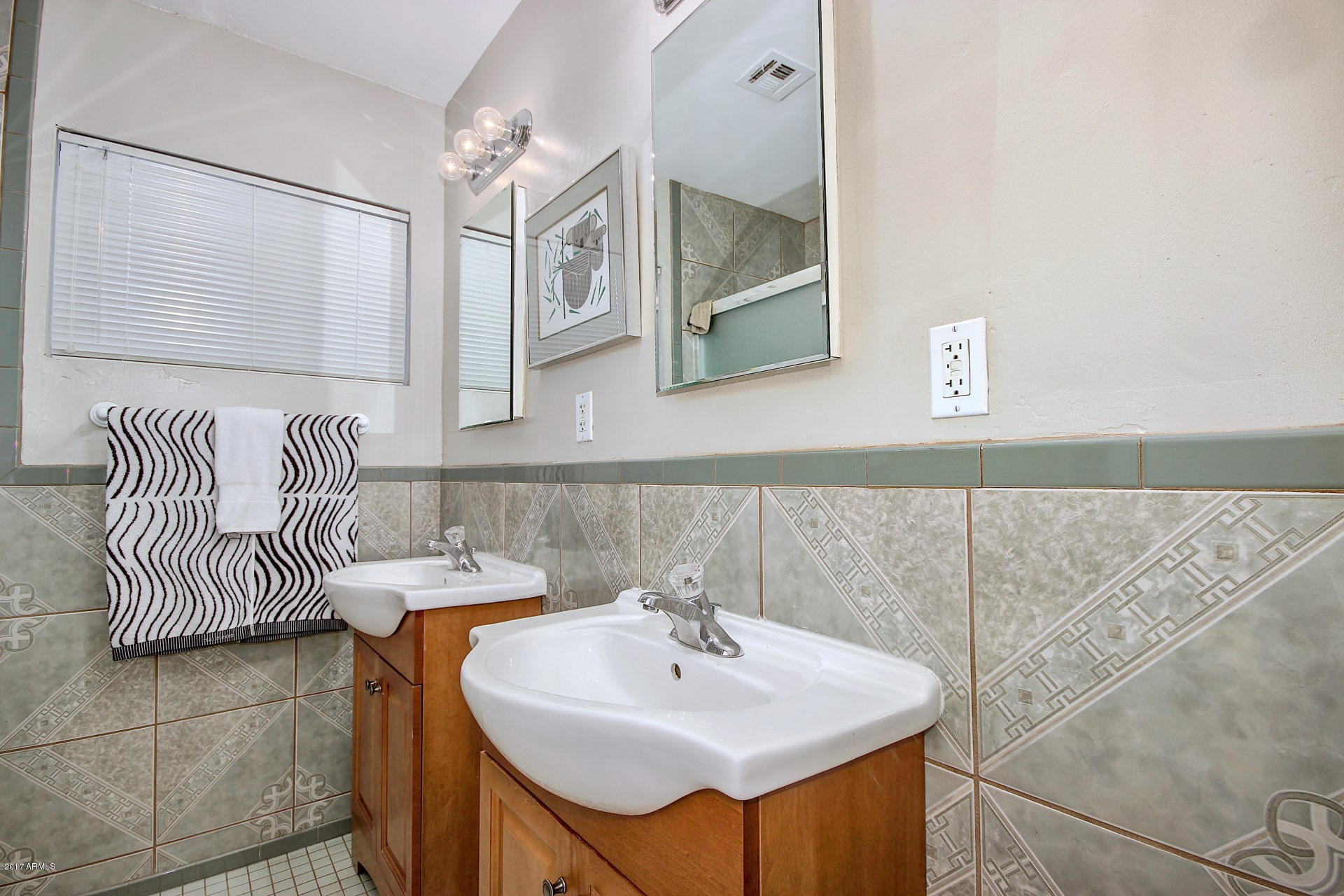 2157 West Osborn Road Phoenix, AZ 85015 - Photo 16 of 26 Bathroom