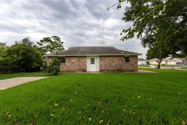 a view of a house with backyard and garden